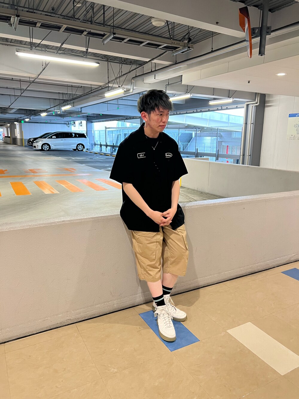 グリーン系のカーゴパンツ、ブラック系のシャツ/ブラウス、ブラック系のソックス/靴下を着用したメンズの夏コーディネートの2枚目の写真