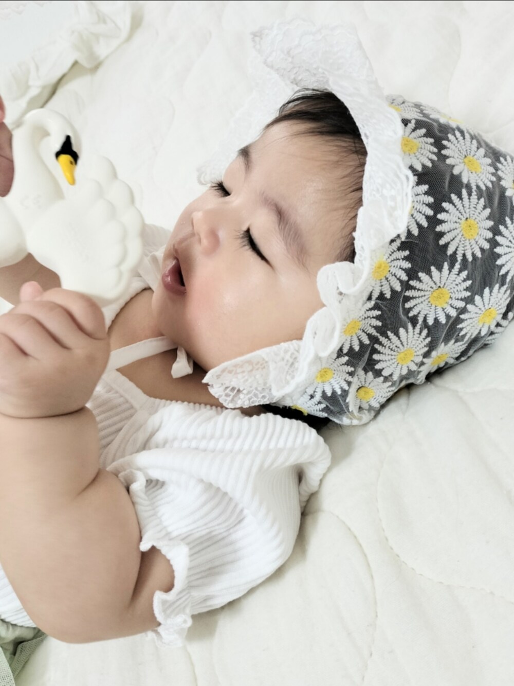 「０歳、生後5ヶ月、赤ちゃん、女の子、ロンパース、パフスリーブ、ハートネック、リブ　、チュールスカート、刺繍、ボンネット、マーガレット、パステルカラー、このスタイルがお気に入り」｜「SHEINの663yen（ロンパース、ホワイト系）」を使った、kana♡さん（キッズ・60cm）の夏コーディネートの2枚目の写真