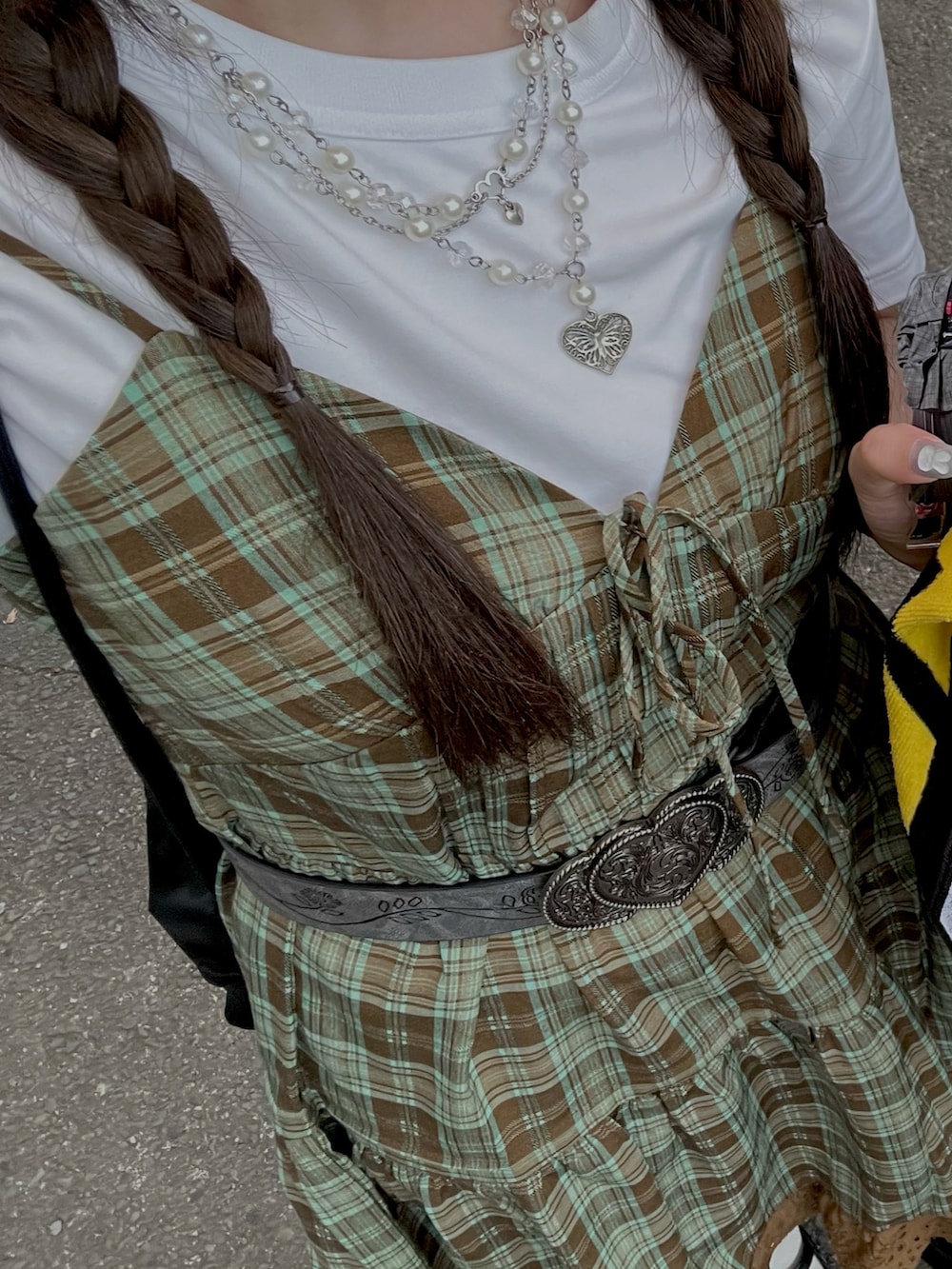 グリーン系のワンピース、ブラック系のバックパック/リュック、ブラック系のドレスシューズを着用したレディースの秋コーディネートの2枚目の写真
