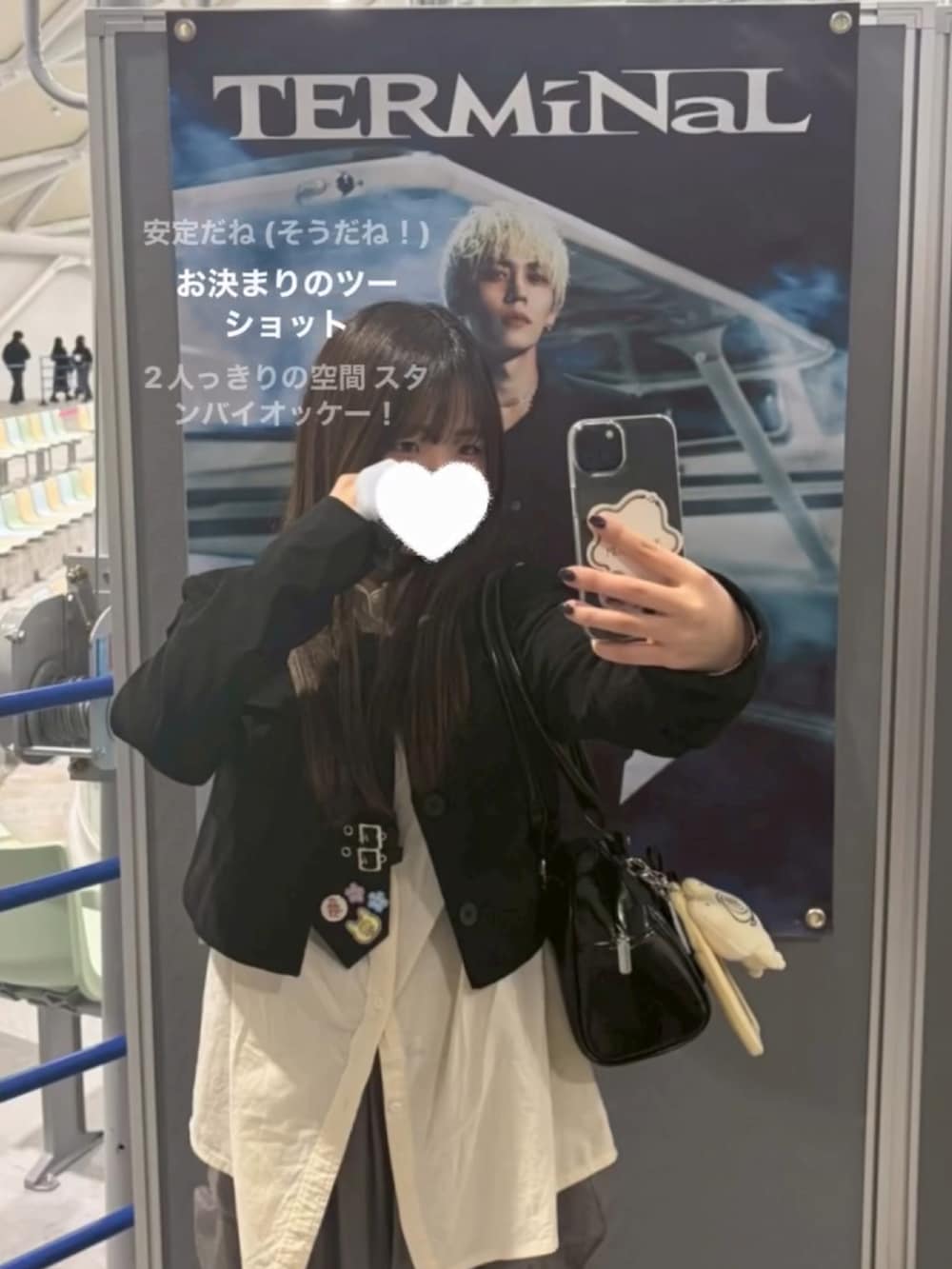 グレー系のスカート、ブラック系のジャケット/アウターを着用したレディースの冬コーディネートの3枚目の写真