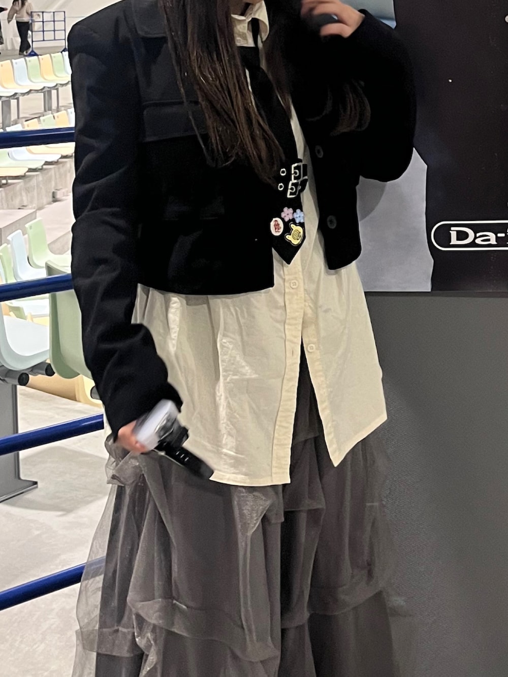 グレー系のスカート、ブラック系のジャケット/アウターを着用したレディースの冬コーディネートの2枚目の写真