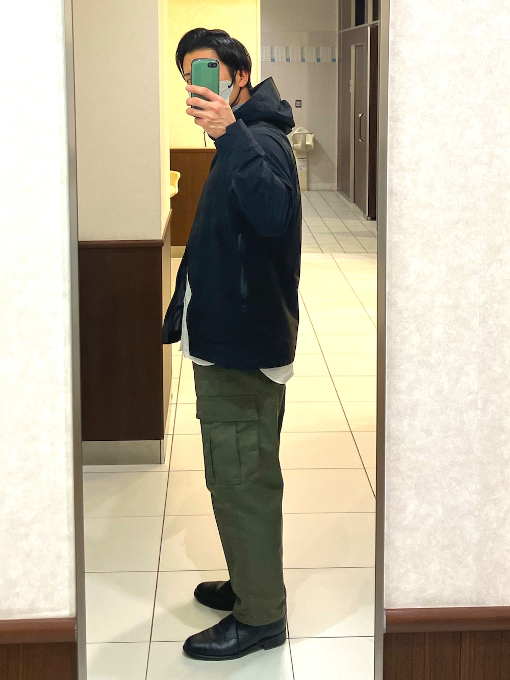 グリーン系のカーゴパンツ、ブラック系のドレスシューズ、ホワイト系のシャツ/ブラウスを着用したメンズの春コーディネートの2枚目の写真