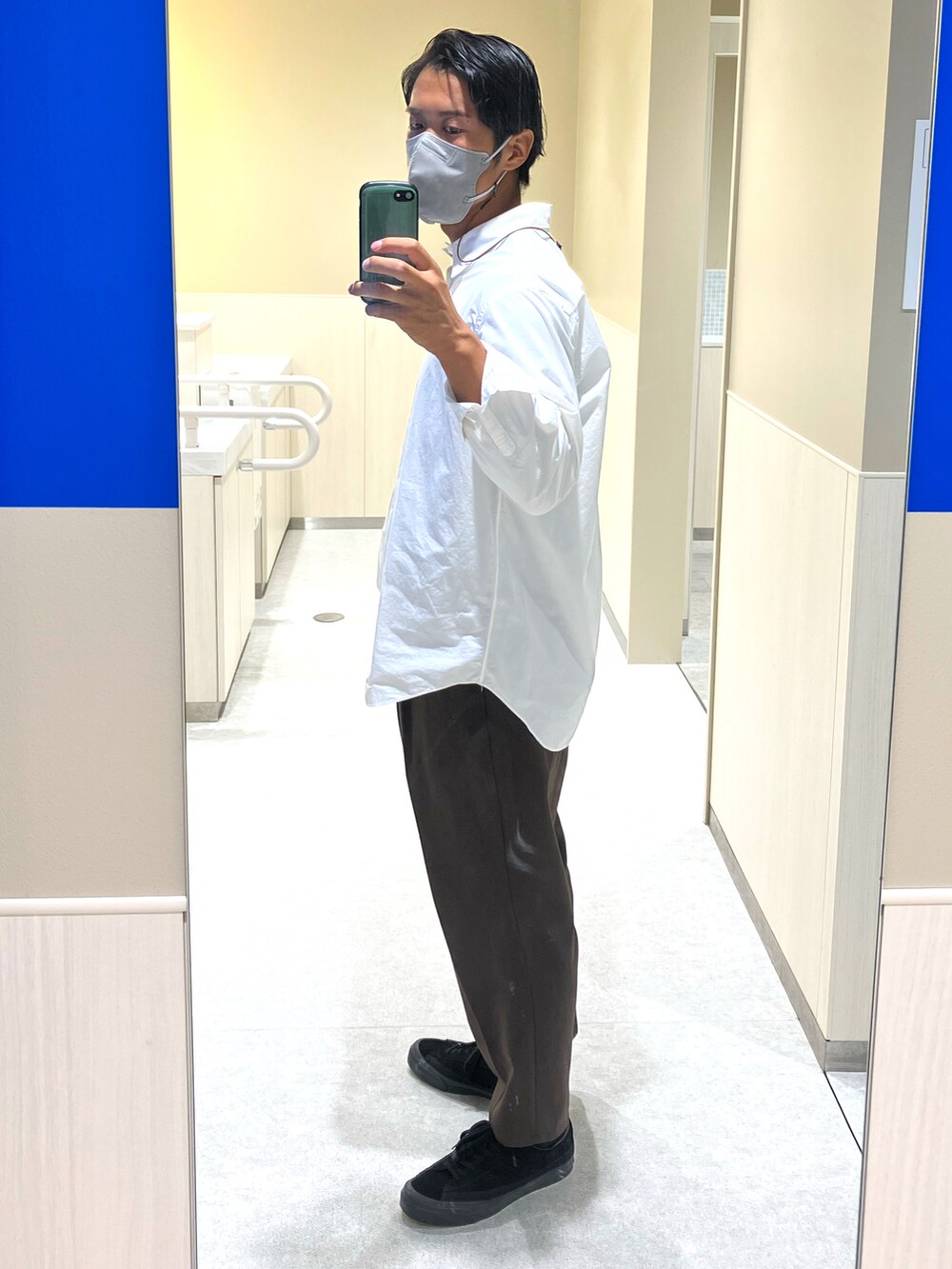 「シンプルコーデ、おしゃれさんと繋がりたい、スニーカー、秋コーデ、ビッグシルエット、ゆるコーデ、今日のコーデ、オーバーサイズ、スラックス、キレイめ、ブラウン、フジト、シルバーアクセサリー」｜「しまむらのアイテム（スラックス、ブラウン系）」を使った、igoriさん（メンズ・173cm）の秋コーディネートの2枚目の写真