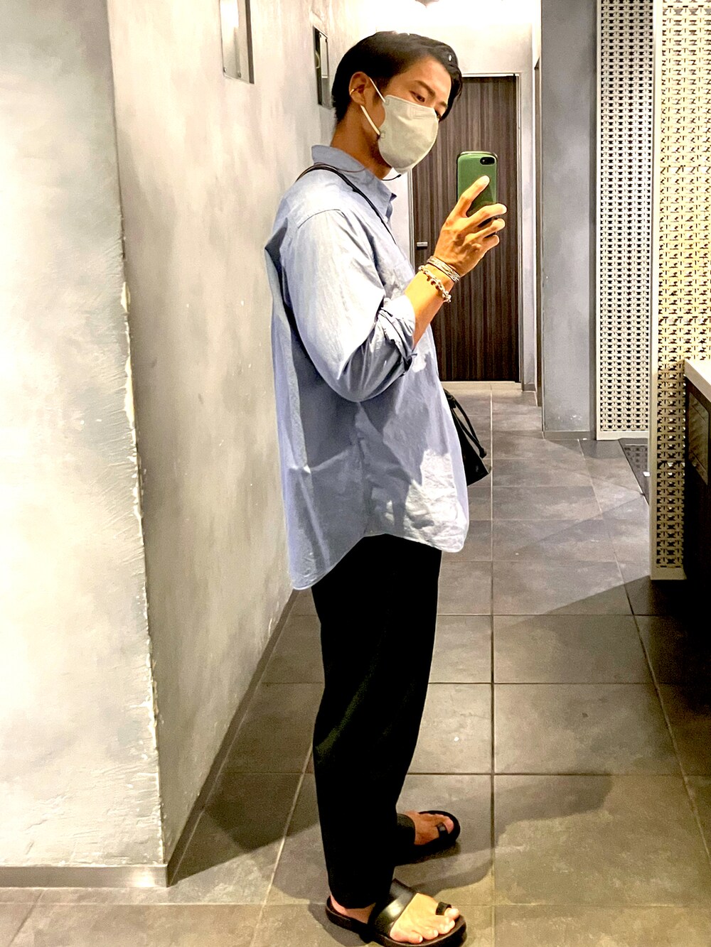 ブルー系のシャツ/ブラウス、ブラック系のバッグ、ブラック系のスラックスを着用したメンズの秋コーディネートの2枚目の写真