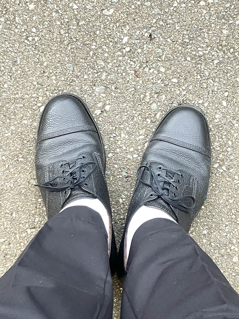 ホワイト系のTシャツ/カットソー、ブラック系のチノパンツ、ブラック系のドレスシューズを着用したメンズの秋コーディネートの3枚目の写真