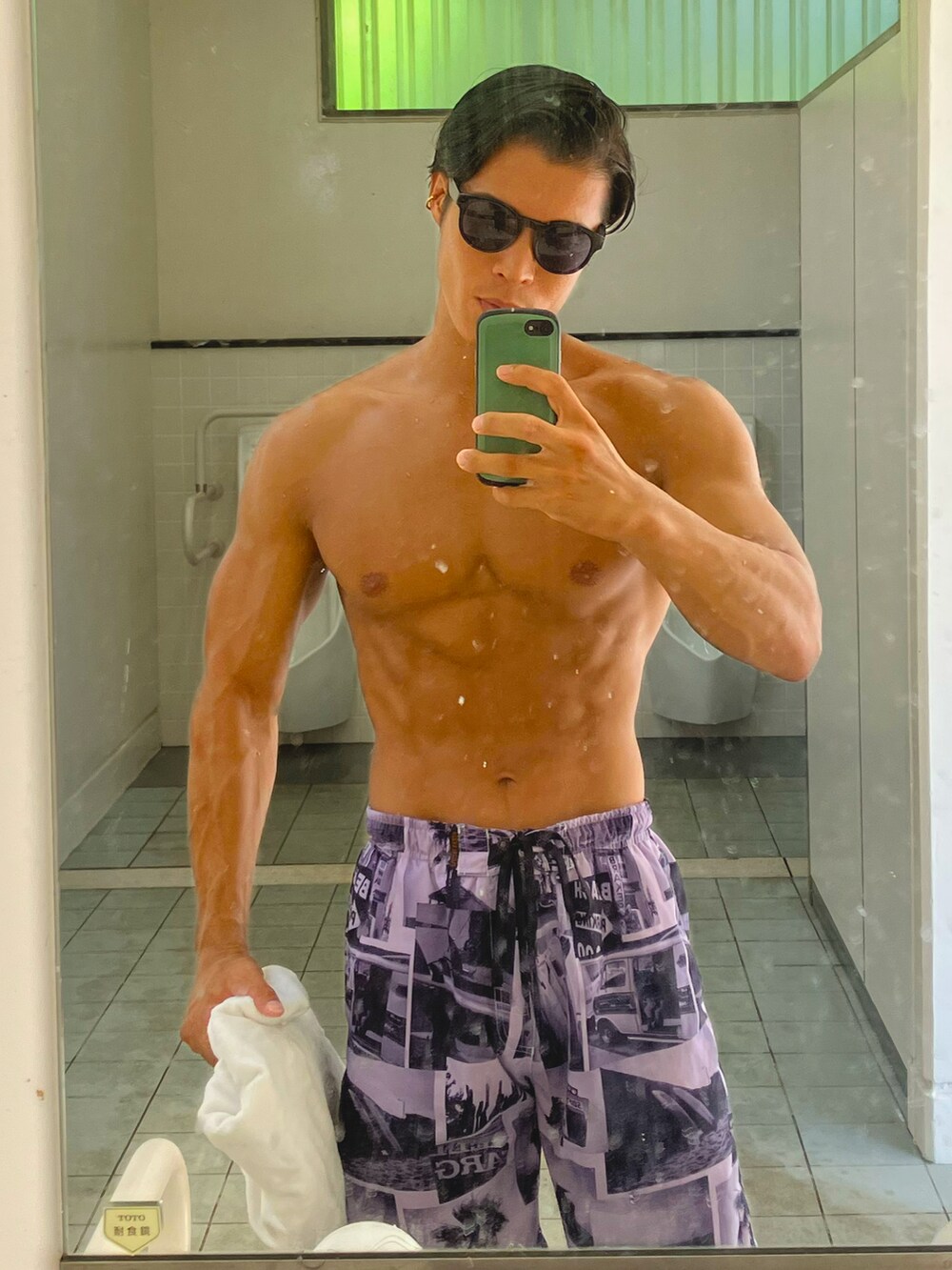 ホワイト系のTシャツ/カットソー、ブラック系のその他パンツ、ブラウン系のサンダルを着用したメンズの夏コーディネートの2枚目の写真