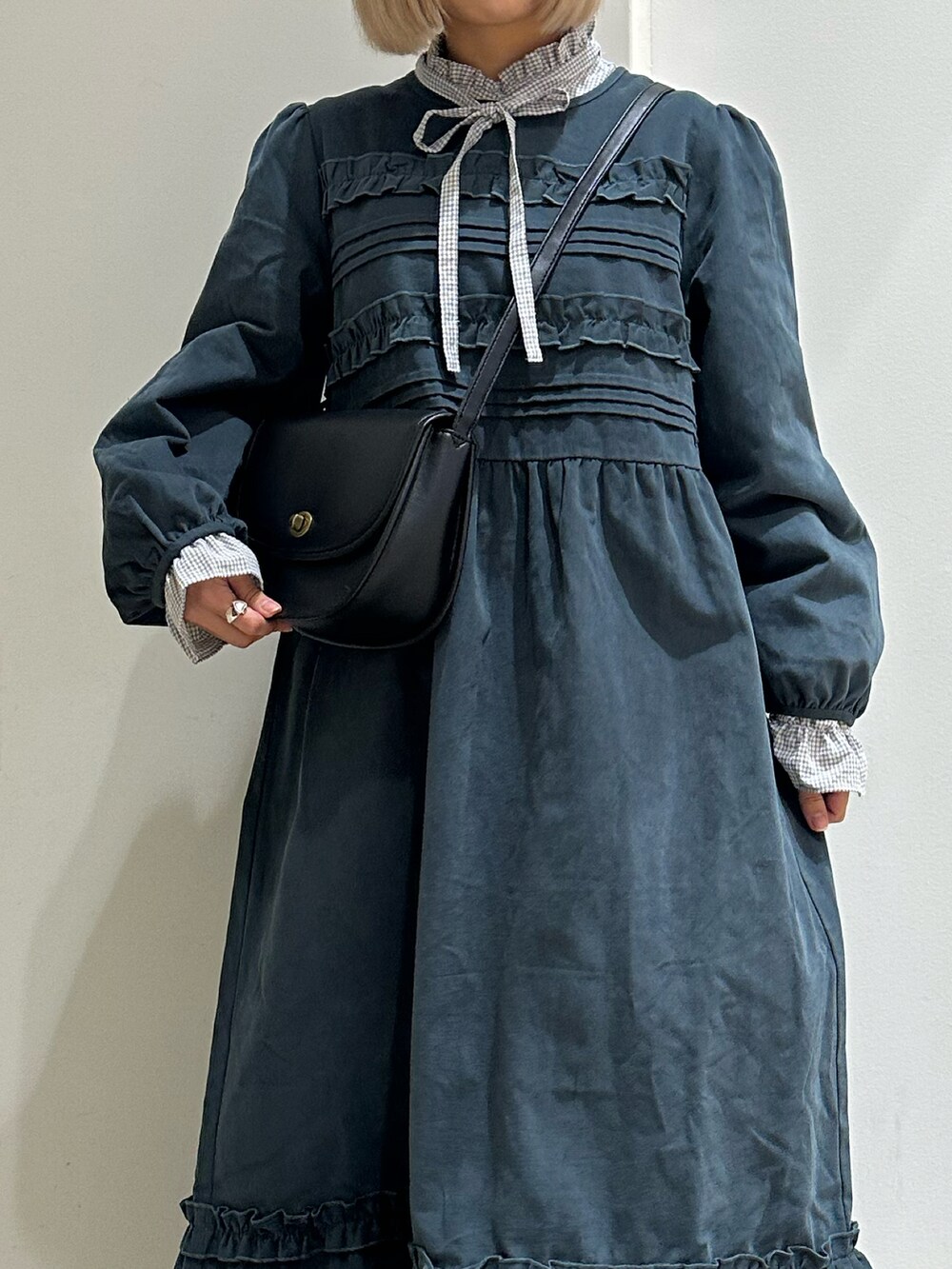 グレー系のシャツ/ブラウス、ブラック系のハンドバッグ、ブラウン系のローファーを着用したレディースの秋コーディネートの5枚目の写真