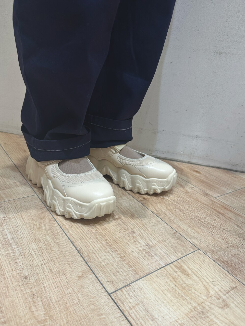 グレー系のスウェット、ブルー系のその他パンツ、ホワイト系のドレスシューズを着用したレディースの冬コーディネートの4枚目の写真