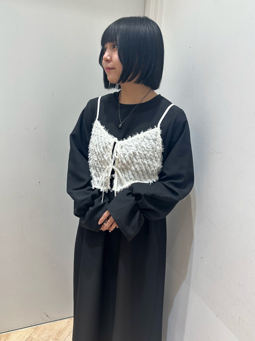 ブラック系のワンピース、ホワイト系のその他シューズを着用したレディースの冬コーディネートの3枚目の写真