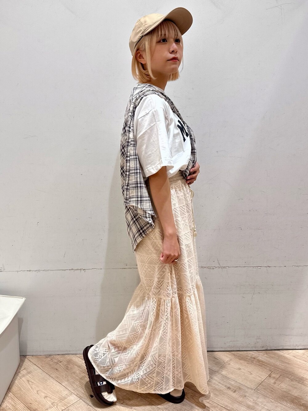 ホワイト系のTシャツ/カットソー、ベージュ系のシャツ/ブラウス、ホワイト系のスカートを着用したレディースの春コーディネートの2枚目の写真