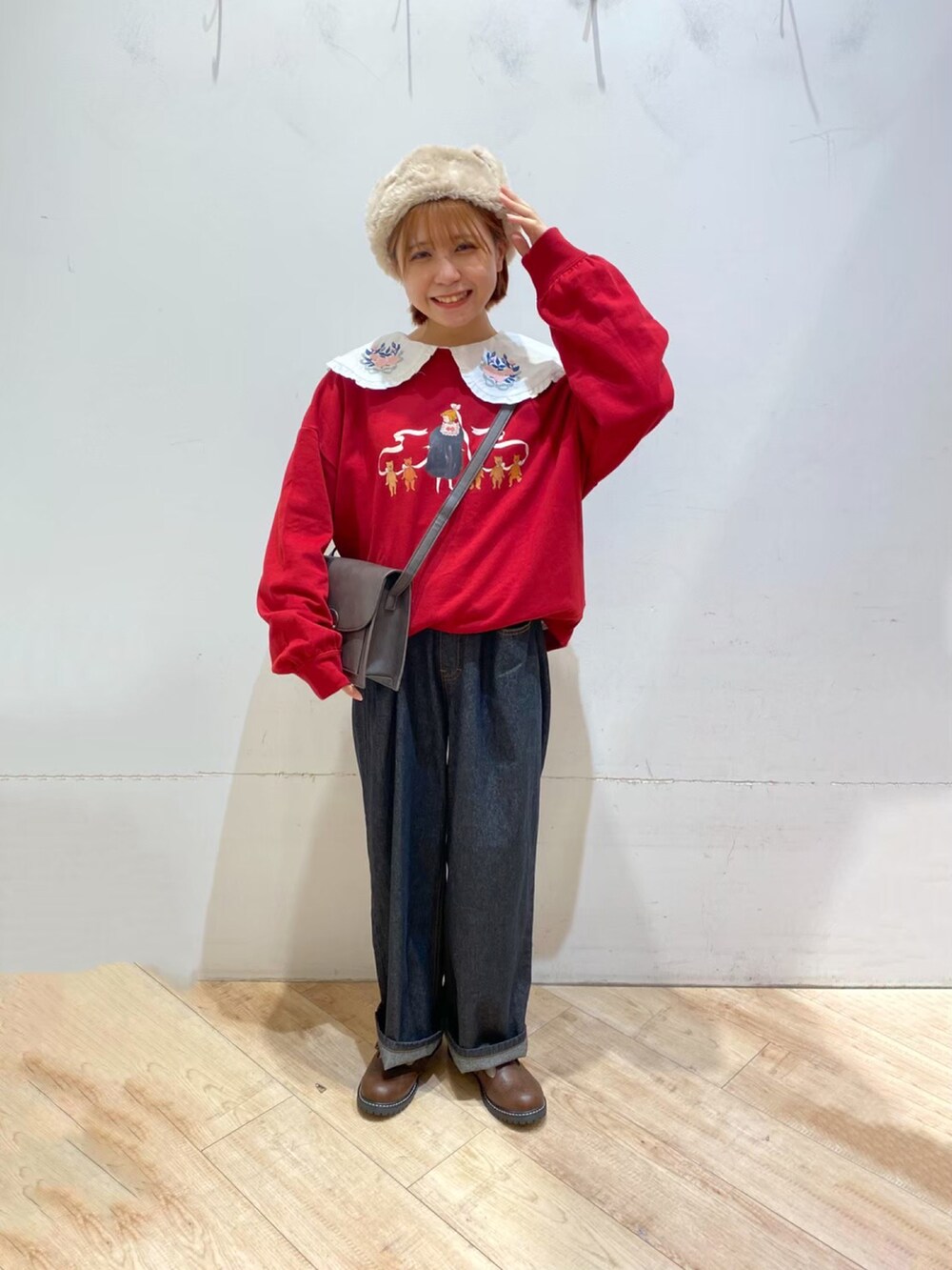 ホワイト系のシャツ/ブラウス、レッド系のスウェット、ブラウン系のショルダーバッグを着用したレディースの秋コーディネートの2枚目の写真