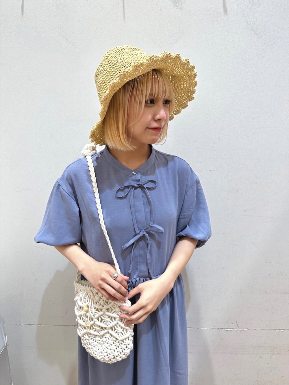 ブルー系のワンピース/ドレス、ベージュ系のサンダル、ホワイト系のハンドバッグを着用したレディースの春コーディネートの2枚目の写真