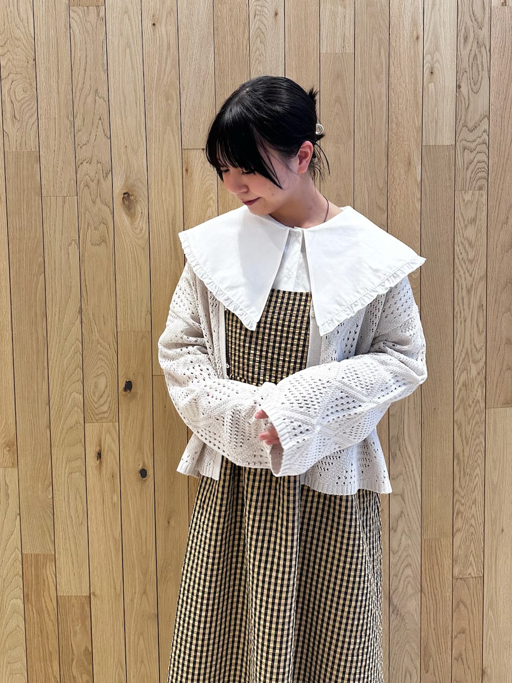 イエロー系のワンピース、ホワイト系のカーディガン/ボレロ、ホワイト系のシャツ/ブラウスを着用したレディースの春コーディネートの3枚目の写真