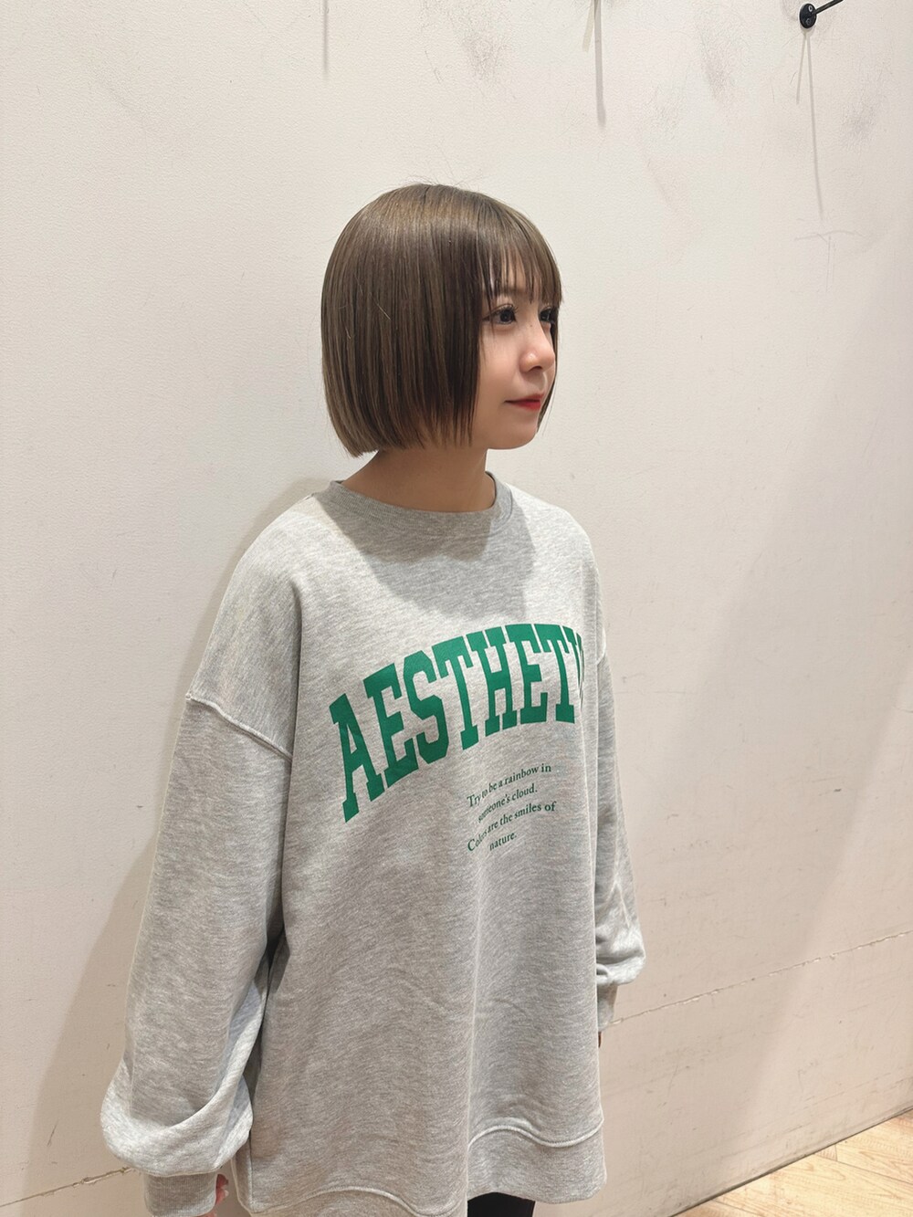 グレー系のスウェット、ブルー系のその他パンツ、ホワイト系のドレスシューズを着用したレディースの冬コーディネートの2枚目の写真