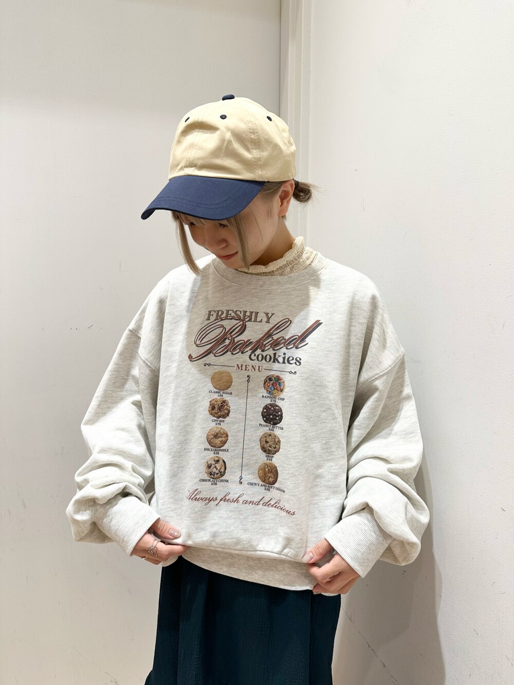 グレー系のTシャツ/カットソー、ホワイト系のTシャツ/カットソー、グリーン系のワンピースを着用したレディースの秋コーディネートの2枚目の写真