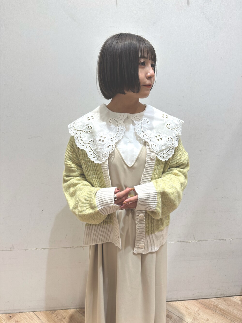 ベージュ系のジャンパースカート、ホワイト系のシャツ/ブラウス、ベージュ系のバレエシューズを着用したレディースの冬コーディネートの2枚目の写真