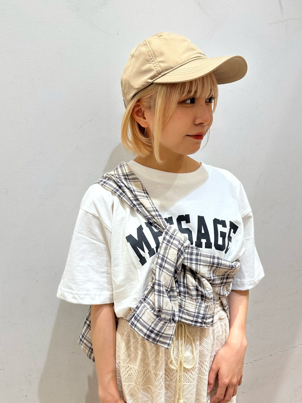 ホワイト系のTシャツ/カットソー、ベージュ系のシャツ/ブラウス、ホワイト系のスカートを着用したレディースの春コーディネートの3枚目の写真