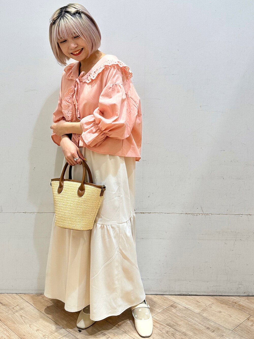ピンク系のシャツ/ブラウス、ホワイト系のワンピース、イエロー系のハンドバッグを着用したレディースの春コーディネートの3枚目の写真