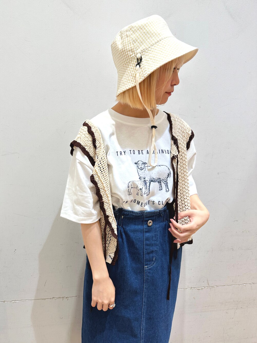 ブラウン系のトップス、ホワイト系のトップス、ブルー系のスカートを着用したレディースの春コーディネートの3枚目の写真