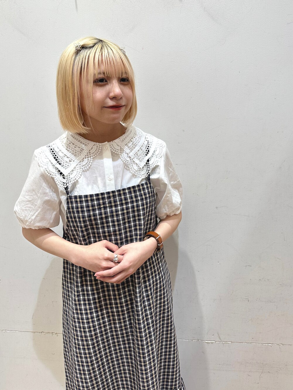 ホワイト系のトップス、ブルー系のワンピース/ドレス、ベージュ系のハンドバッグを着用したレディースの春コーディネートの4枚目の写真