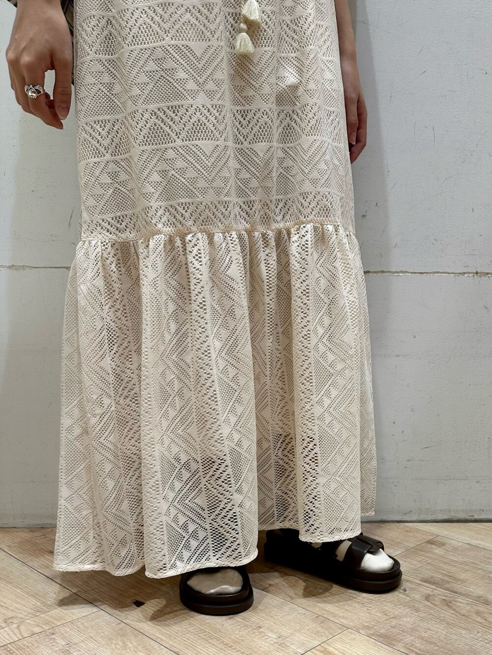 ホワイト系のTシャツ/カットソー、ベージュ系のシャツ/ブラウス、ホワイト系のスカートを着用したレディースの春コーディネートの4枚目の写真