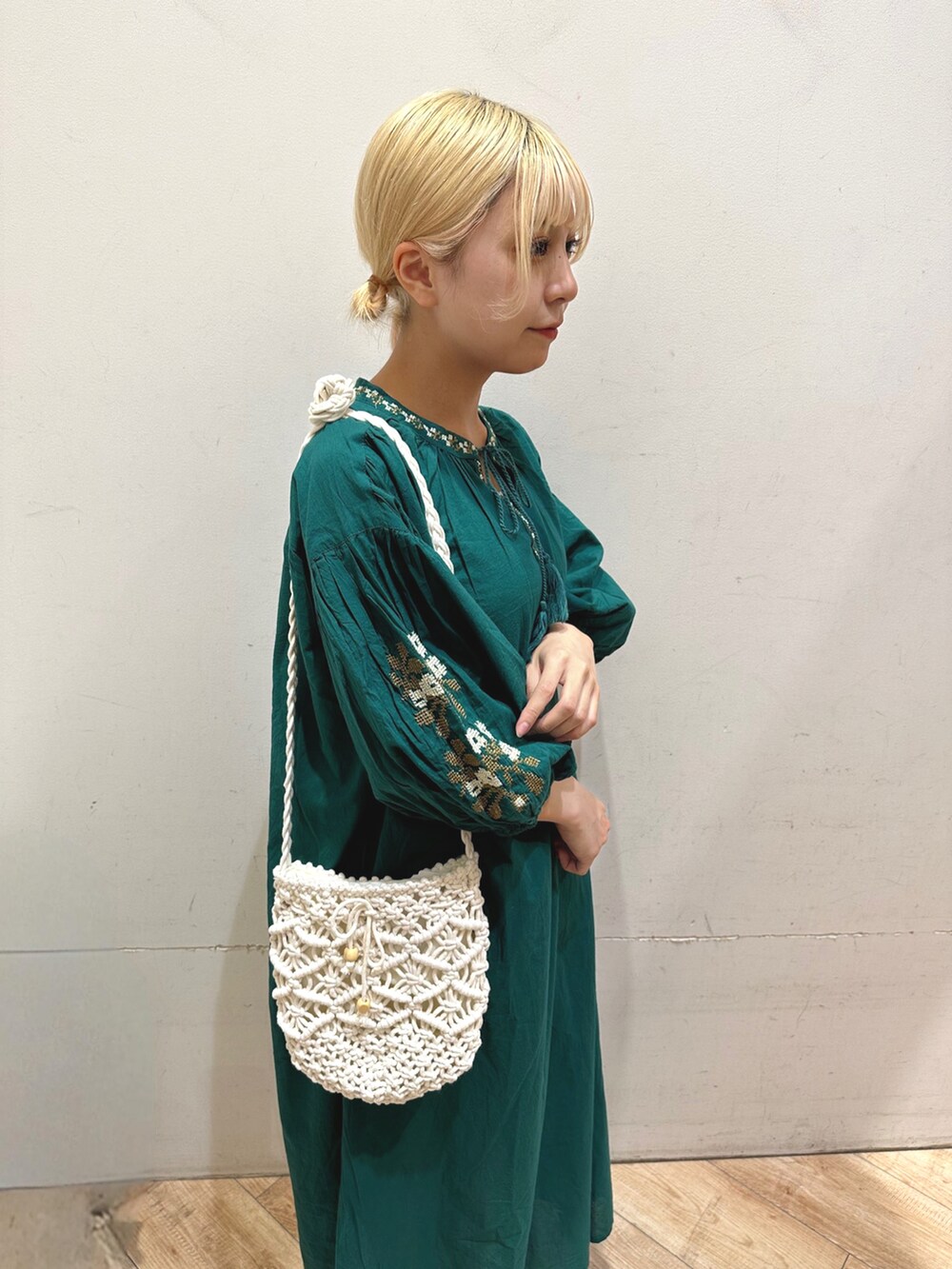 グリーン系のワンピース、ホワイト系のハンドバッグ、ホワイト系のその他パンツを着用したレディースの夏コーディネートの2枚目の写真