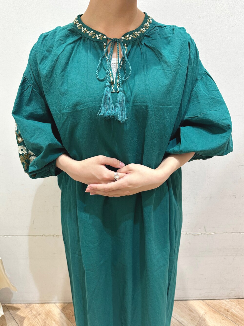 グリーン系のワンピース、ホワイト系のハンドバッグ、ホワイト系のその他パンツを着用したレディースの夏コーディネートの3枚目の写真