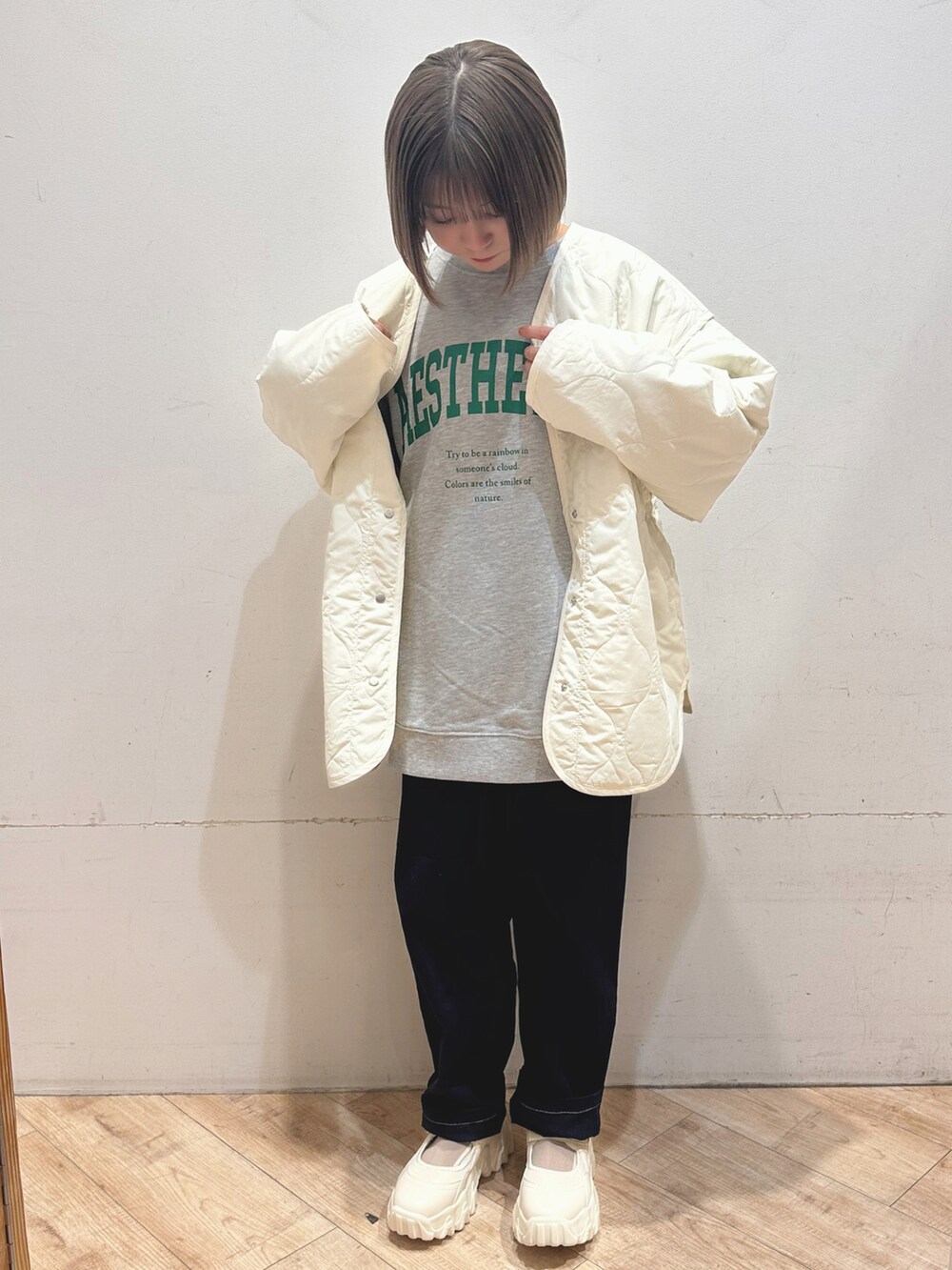 グレー系のスウェット、ブルー系のその他パンツ、ホワイト系のドレスシューズを着用したレディースの冬コーディネートの3枚目の写真