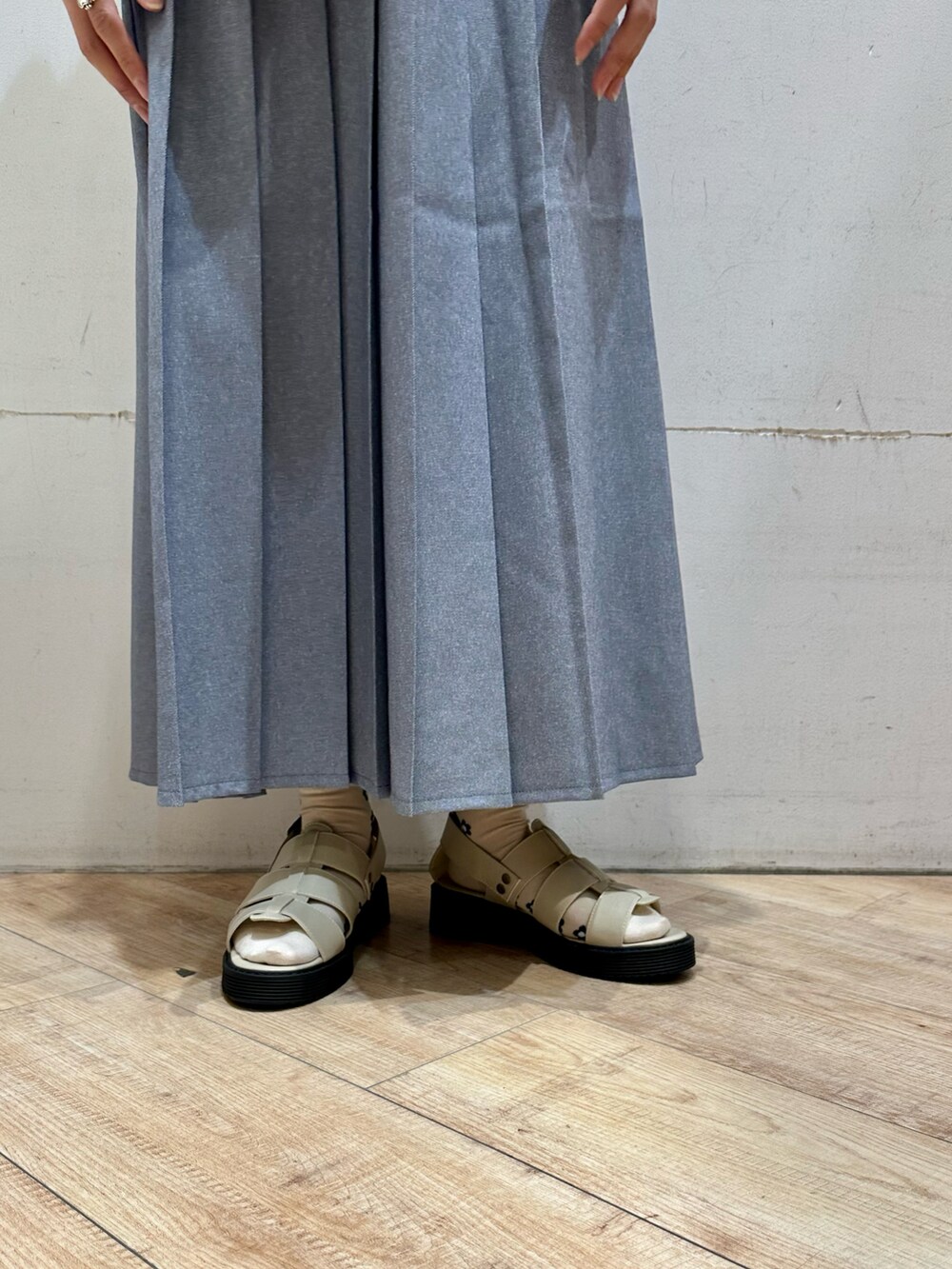 ホワイト系のシャツ/ブラウス、ホワイト系のハンドバッグ、ブルー系のスカートを着用したレディースの春コーディネートの3枚目の写真