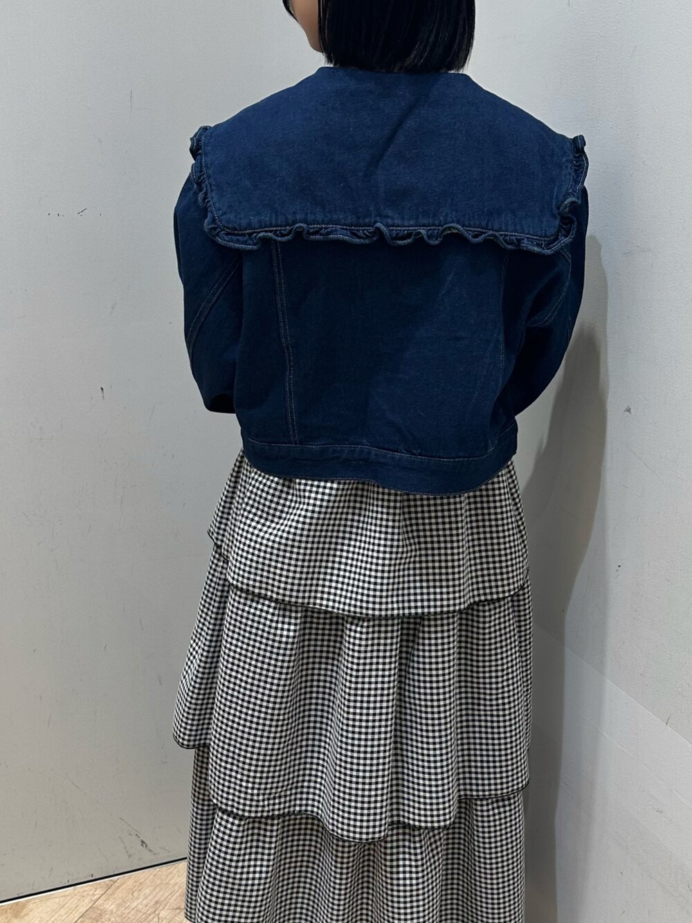 ブルー系のノーカラージャケット、ブラック系のスカート、ブラック系のシューズを着用したレディースの冬コーディネートの3枚目の写真