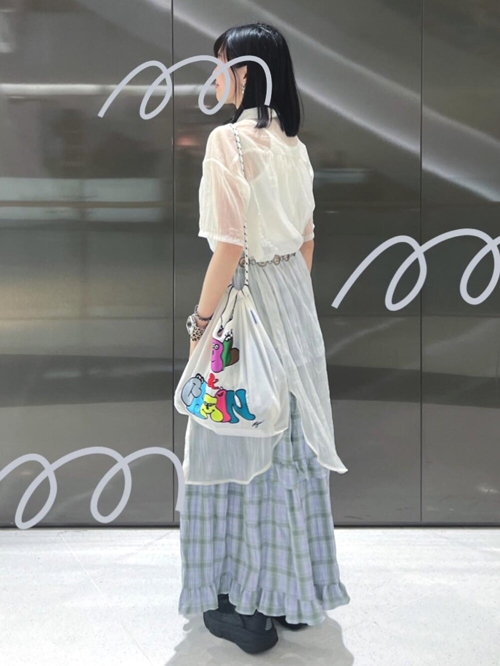 ホワイト系のシャツ/ブラウス、ブラック系のスニーカー、シルバー系のベルトを着用したレディースの夏コーディネートの2枚目の写真