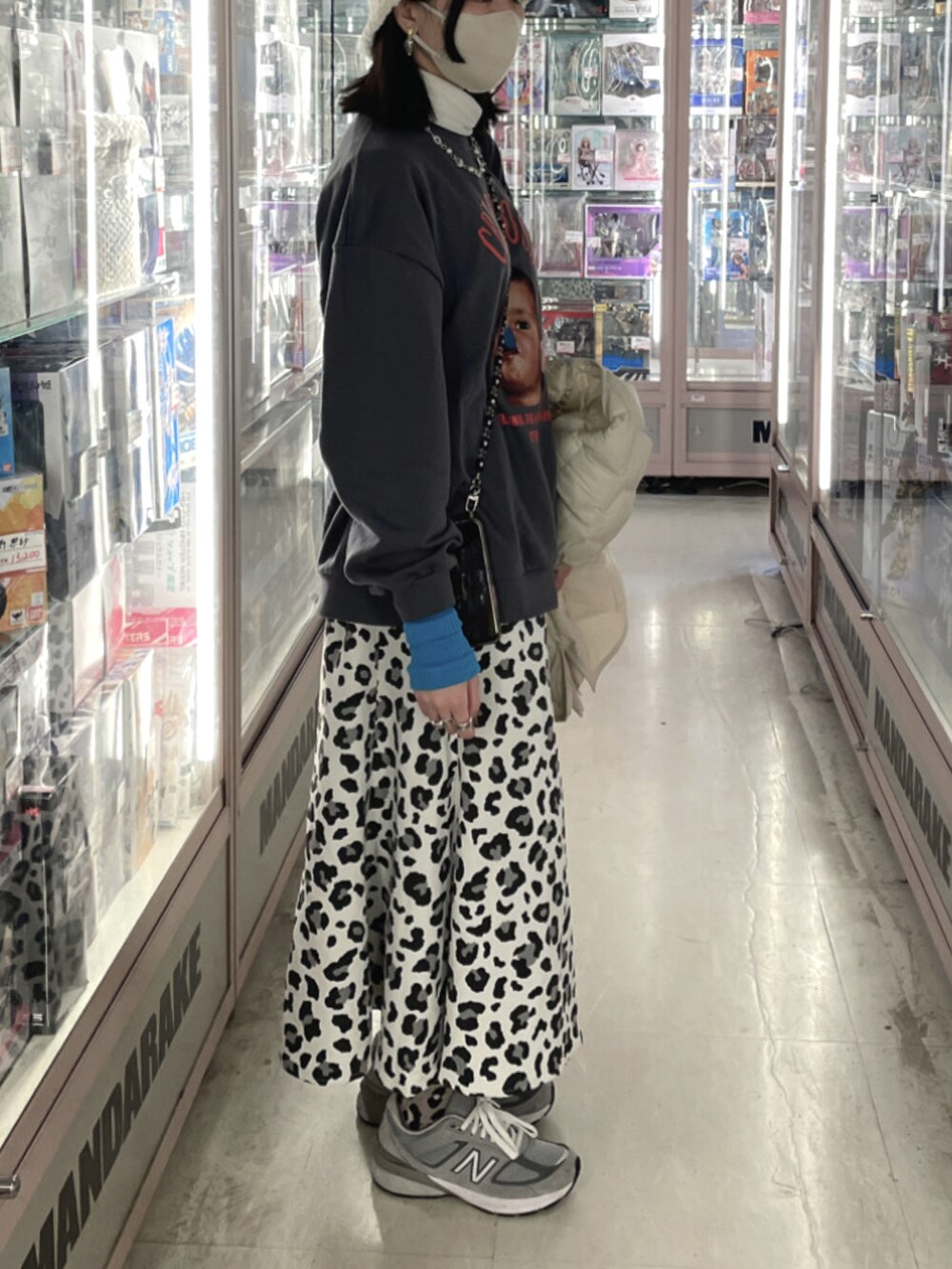 ブラック系のシャツワンピース、ブラック系のボストンバッグ、ベージュ系のジャケット/アウターを着用したレディースの冬コーディネートの2枚目の写真