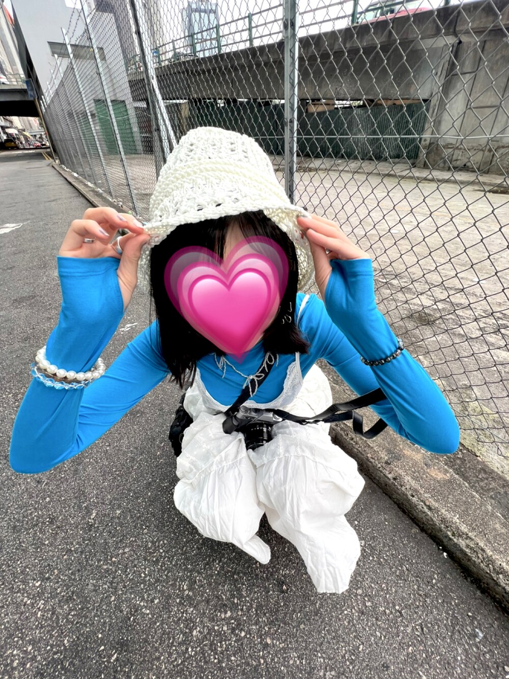 ブルー系のTシャツ/カットソー、ブラック系のバレエシューズ、ホワイト系のハットを着用したレディースの春コーディネートの3枚目の写真