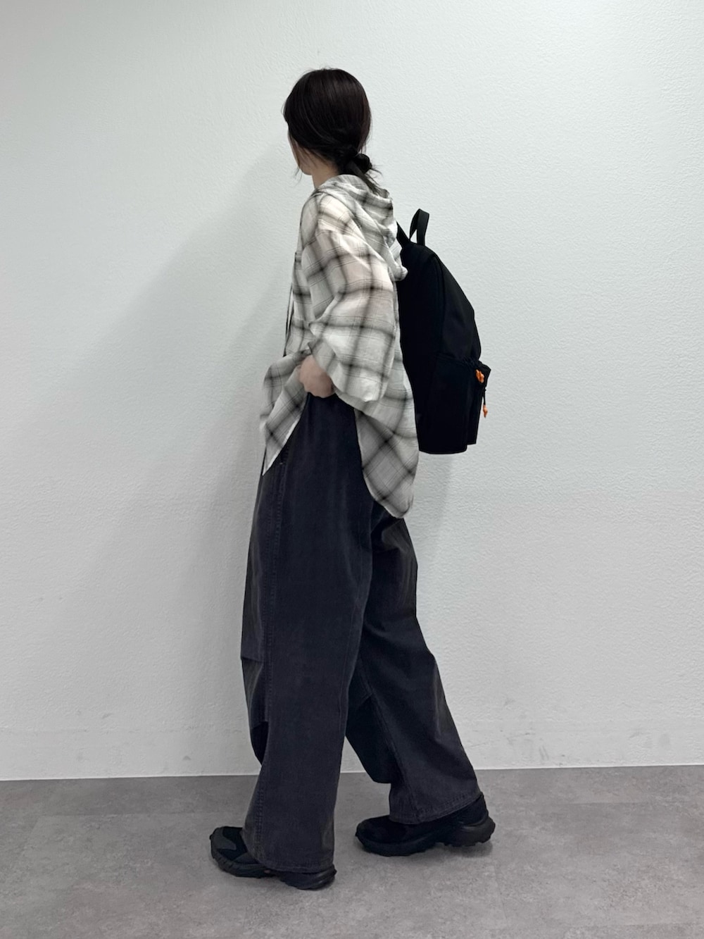 ホワイト系のシャツ/ブラウス、ブラック系のバックパック/リュック、ブルー系のその他パンツを着用したレディースの春コーディネートの4枚目の写真