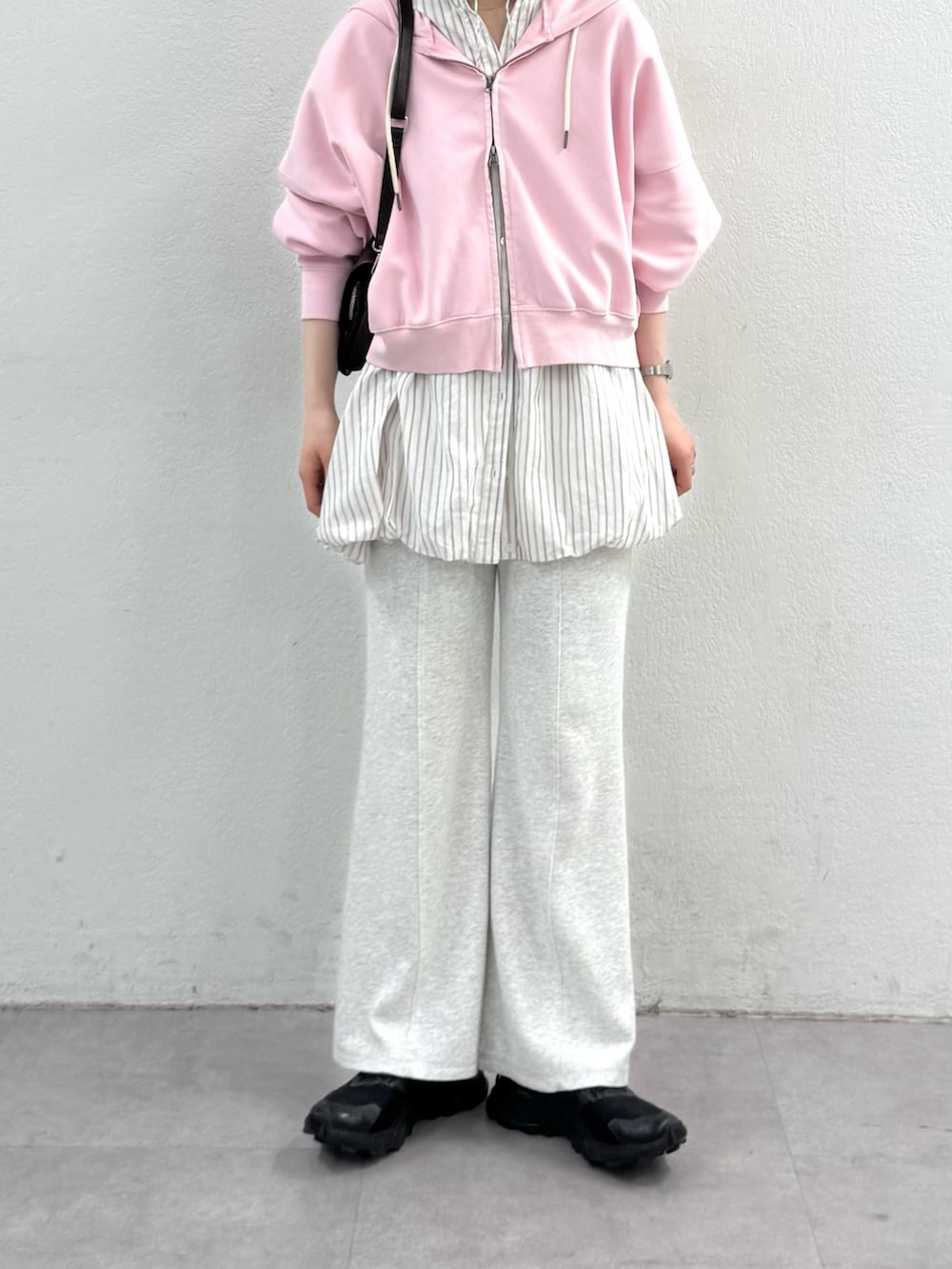 ピンク系のパーカー、ホワイト系のシャツ/ブラウス、ホワイト系のその他パンツを着用したレディースの春コーディネートの4枚目の写真