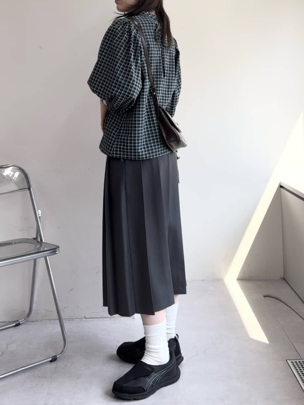 ブルー系のシャツ/ブラウス、グレー系のスカートを着用したレディースの春コーディネートの2枚目の写真
