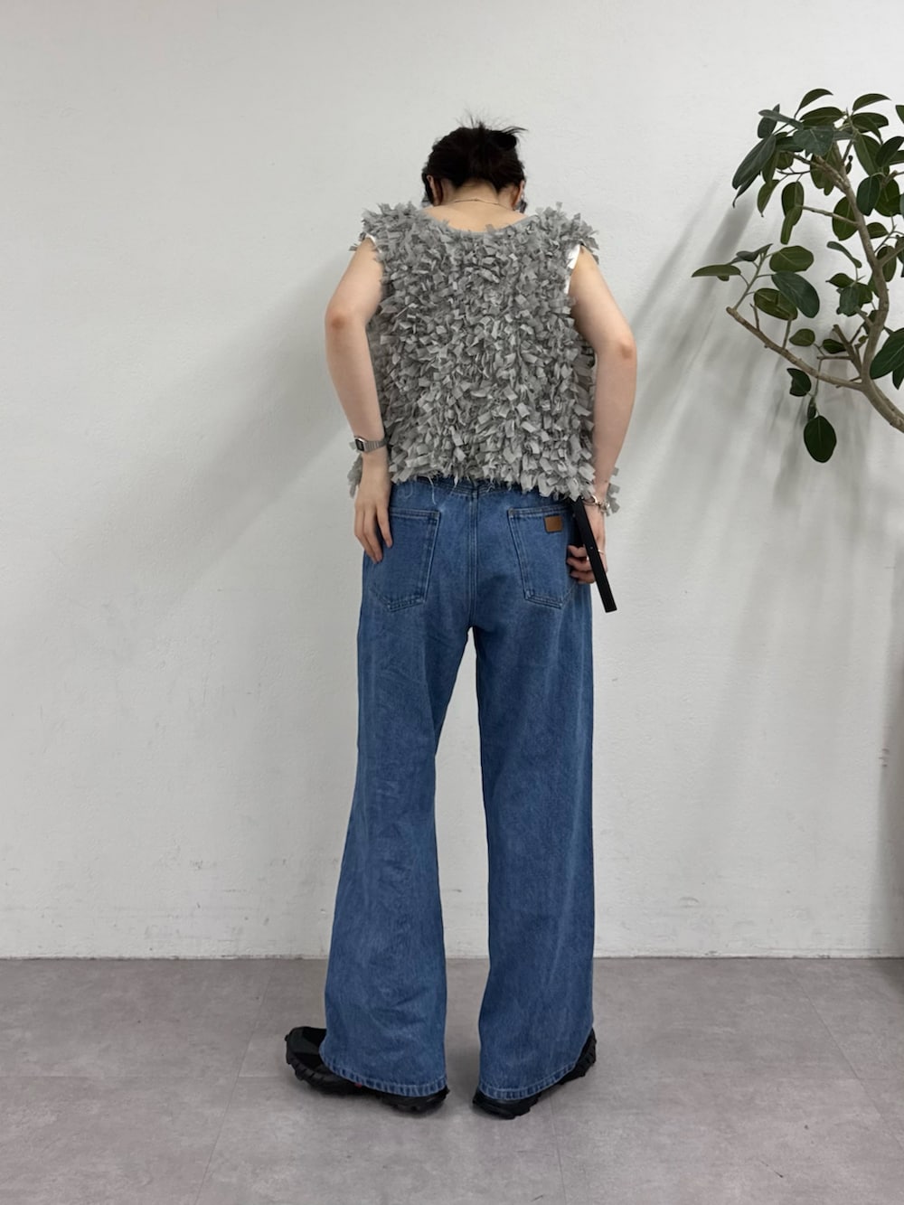「タンクトップ、ノースリーブ、お出かけコーデ、レイヤードスタイル、休日スタイル、デニム、きれいめカジュアル、大人かわいい、夏コーデ、大人カジュアルコーデ、ウエストポーチ、ベスト、ベストコーデ、デニムパンツ、デニムコーデ」｜「CIAOPANIC TYPYのリボンフリンジZIPベスト（ベスト、グレー系）」を使った、tntun0さん（骨格ナチュラル・レディース・166cm）の夏コーディネートの3枚目の写真