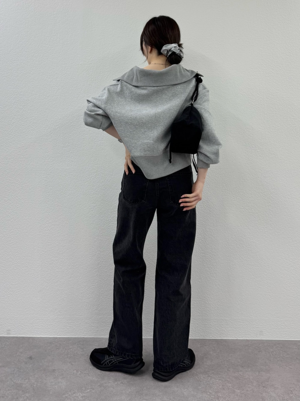 ピンク系のタンクトップ、グレー系のTシャツ/カットソー、ブラック系のデニムパンツを着用したレディースの春コーディネートの2枚目の写真