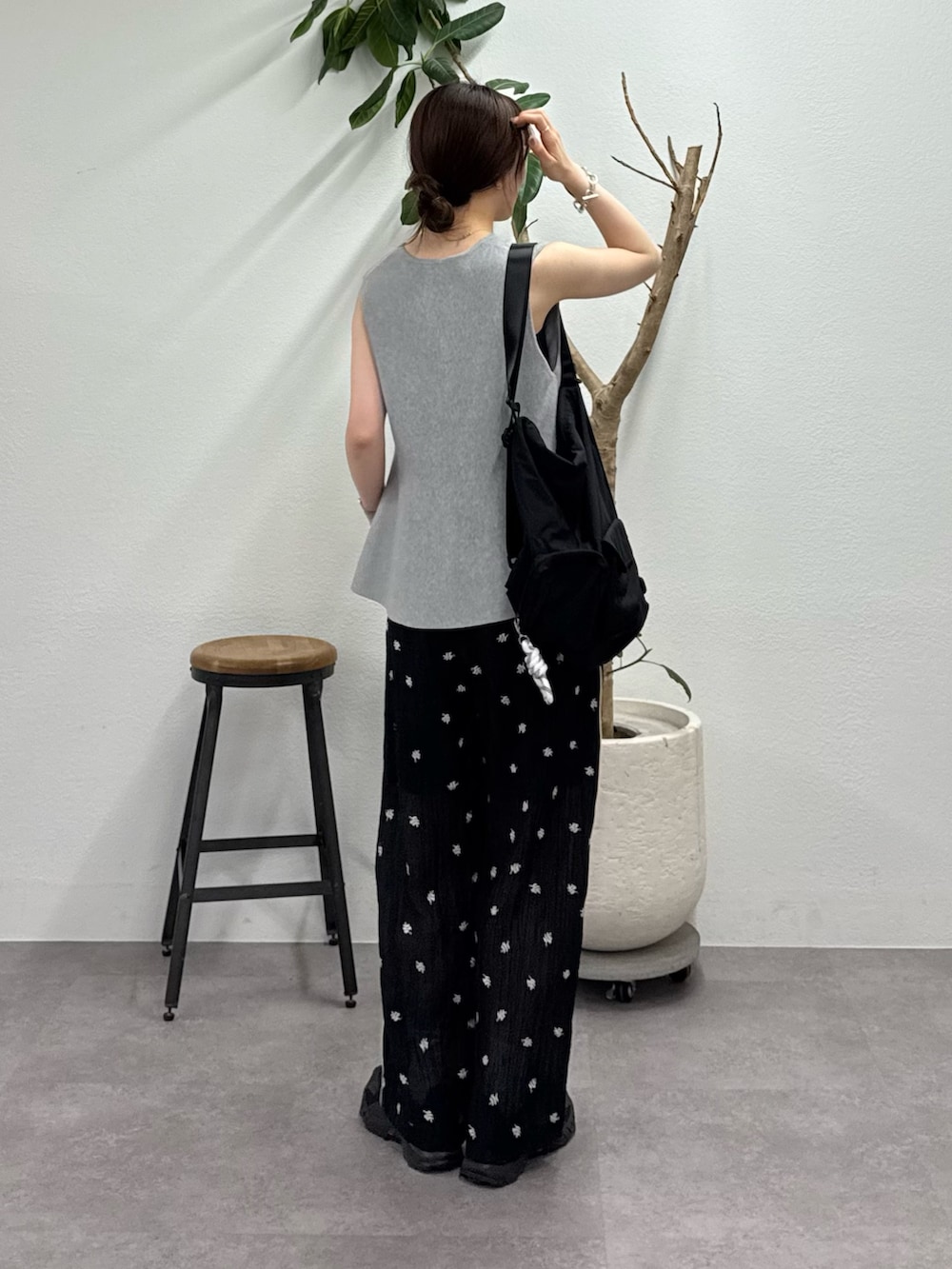 グレー系のカーディガン/ボレロ、ブラック系のその他パンツ、ブラック系のトートバッグを着用したレディースの春コーディネートの3枚目の写真
