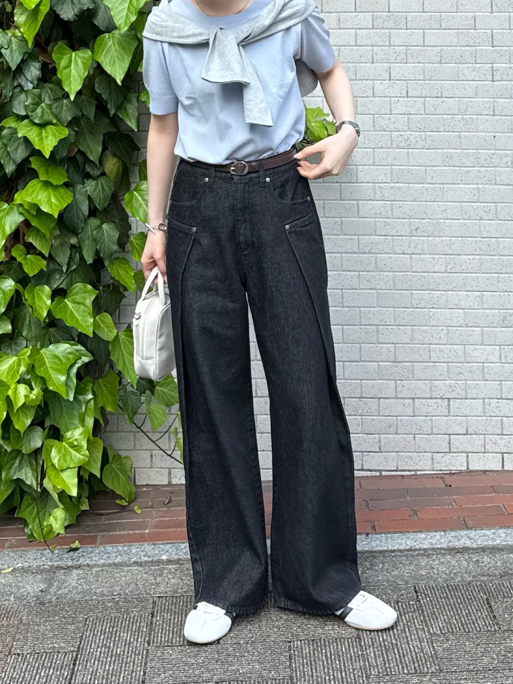 「レイヤードスタイル、ワイドパンツ、春夏コーデ、シンプルコーデ、韓国ファッション、きれいめカジュアル、休日スタイル、スニーカー、デニム、お出かけコーデ、夏コーデ、サマーニット、半袖ニット」｜「GEVACOの【GEVACO】クルーネックショートカーディガン（カーディガン/ボレロ、グレー系）」を使った、tntun0さん（レディース・166cm）の春コーディネートの2枚目の写真