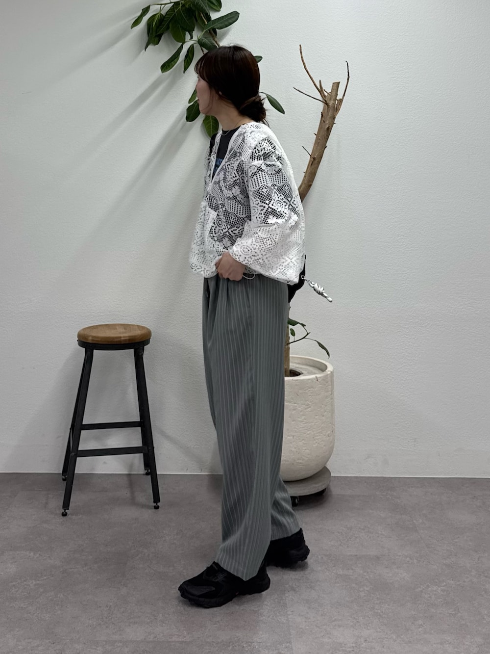 グレー系のTシャツ/カットソー、ホワイト系のその他アウター、グレー系のその他パンツを着用したレディースの春コーディネートの2枚目の写真