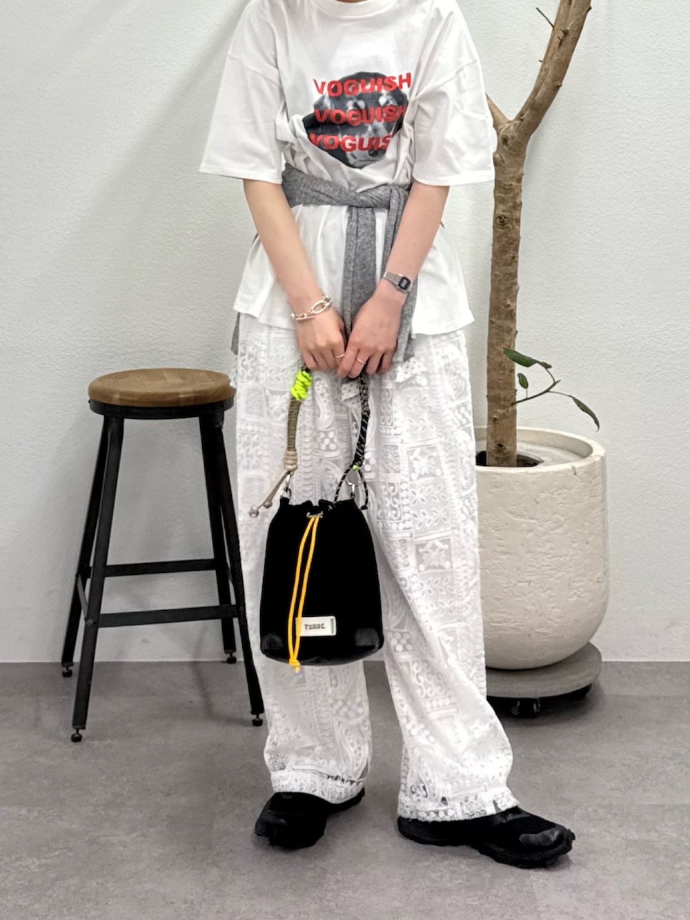ホワイト系のTシャツ/カットソー、ホワイト系のその他パンツ、ブラック系のショルダーバッグを着用したレディースの春コーディネートの4枚目の写真