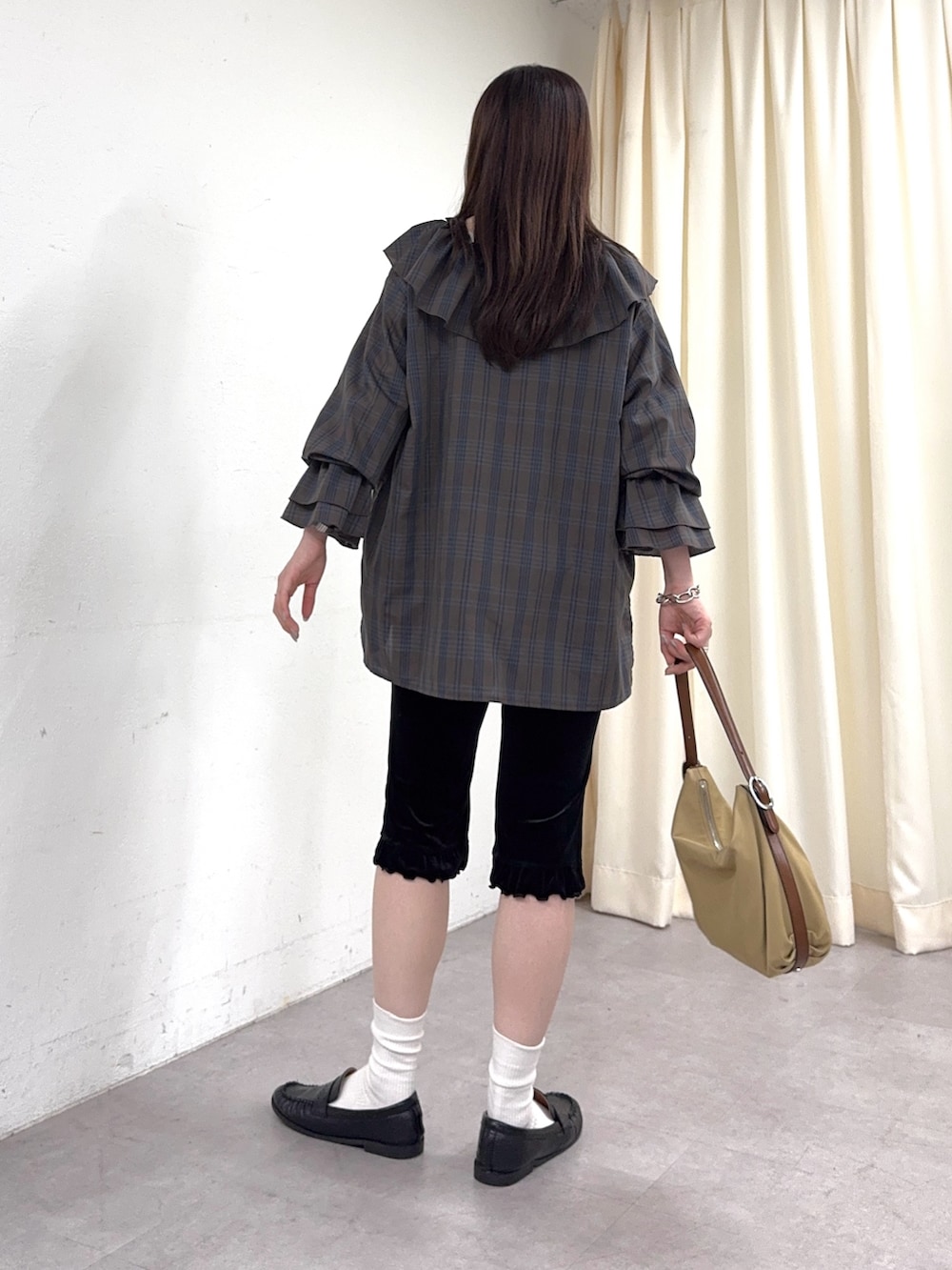 ホワイト系のTシャツ/カットソー、ブラウン系のシャツ/ブラウス、ブラック系のその他パンツを着用したレディースの秋コーディネートの3枚目の写真