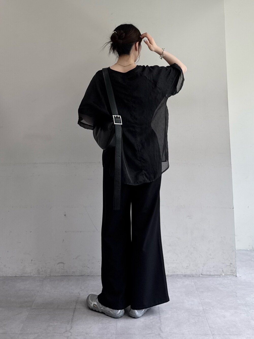 ブラック系のTシャツ/カットソー、ブラック系のショルダーバッグ、ブラック系のデニムパンツを着用したレディースの夏コーディネートの3枚目の写真