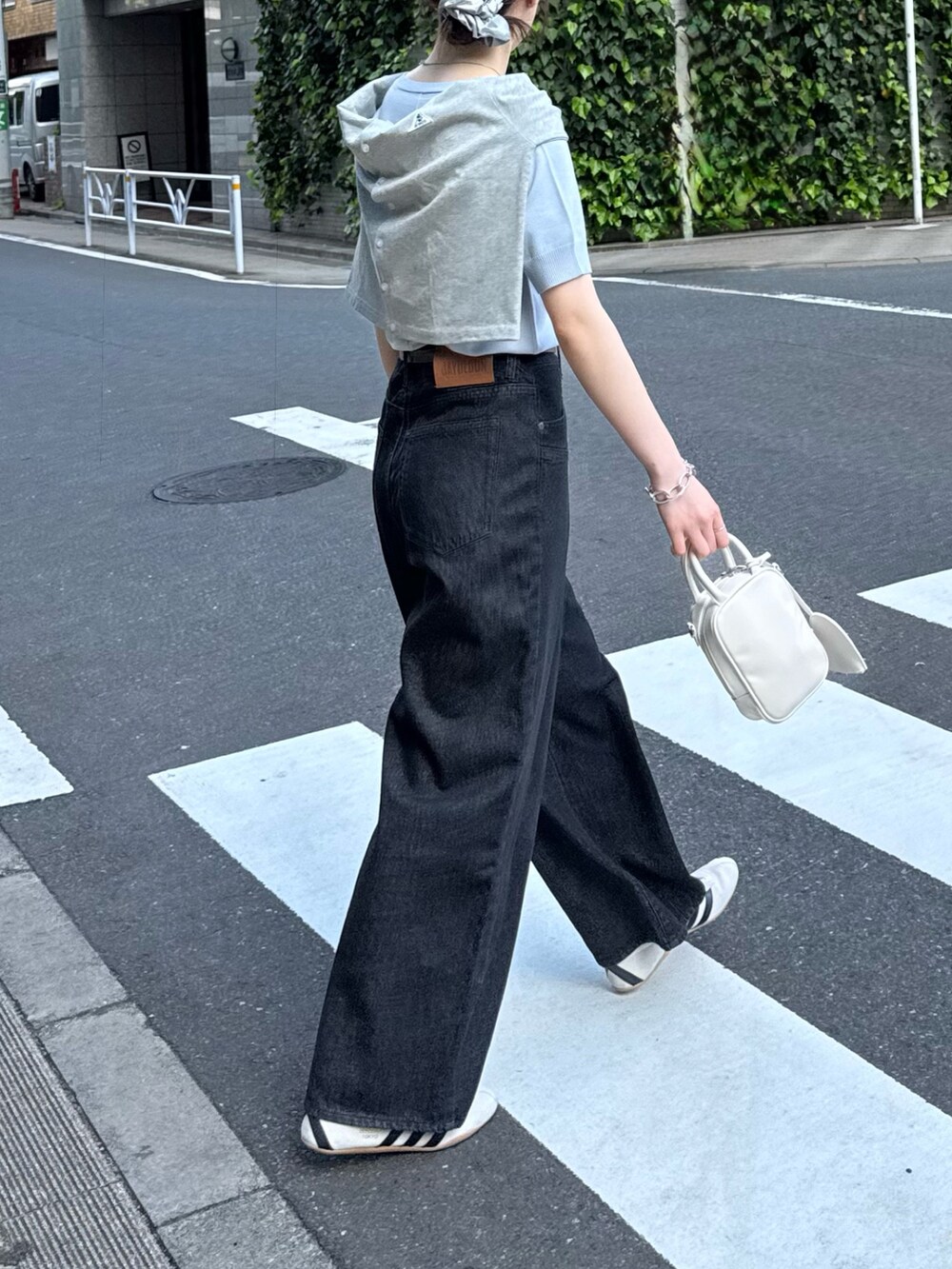 「レイヤードスタイル、ワイドパンツ、春夏コーデ、シンプルコーデ、韓国ファッション、きれいめカジュアル、休日スタイル、スニーカー、デニム、お出かけコーデ、夏コーデ、サマーニット、半袖ニット」｜「GEVACOの【GEVACO】クルーネックショートカーディガン（カーディガン/ボレロ、グレー系）」を使った、tntun0さん（レディース・166cm）の春コーディネートの5枚目の写真