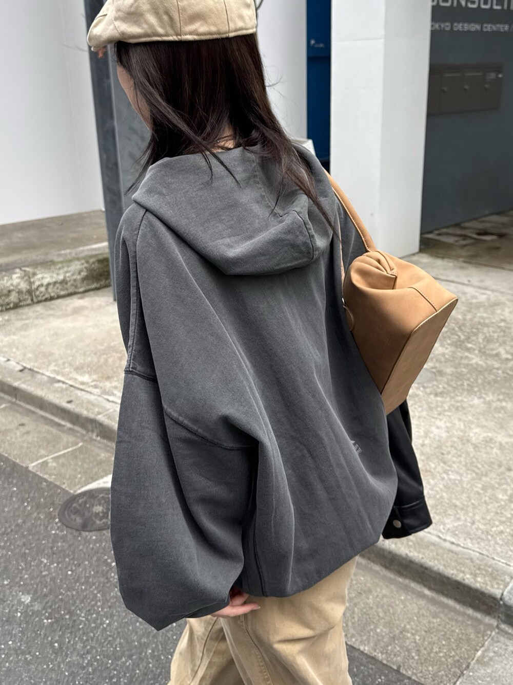 「パーカー、ショルダーバッグ、レイヤードスタイル、レザージャケット、ハンチング、メンズライク、休日スタイル、春コーデ、ローファー」｜「CIAOPANIC TYPYの【UNISEX】ハンチング帽（ハンチング/ベレー帽、ベージュ系）」を使った、tntun0さん（レディース・166cm）の春コーディネートの5枚目の写真
