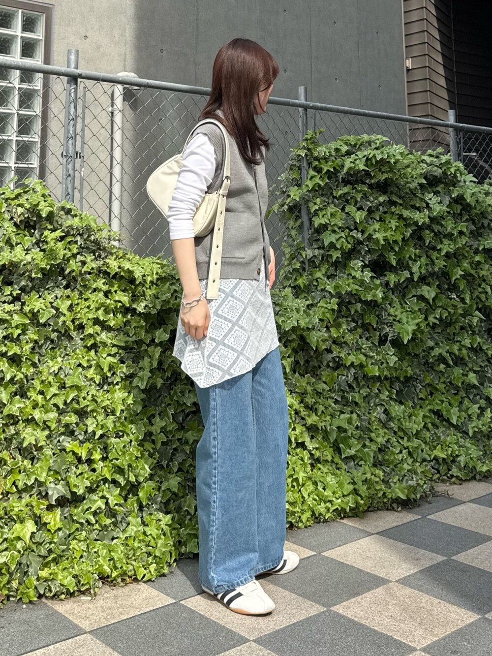 「大人カジュアル、ショルダーバッグ、ニットベスト、デニム、デニムパンツ、レイヤードスタイル、レイヤード、レース、春コーデ、スニーカー、お出かけコーデ、アディダスオリジナルス」｜「GEVACOの【GEVACO】前開きベスト（ニット/セーター、グレー系）」を使った、tntun0さん（レディース・166cm）の春コーディネートの2枚目の写真