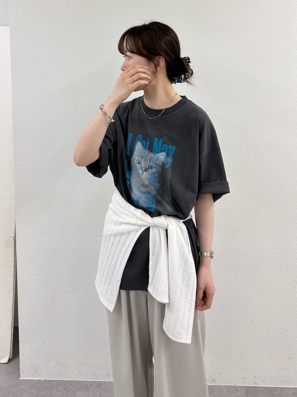 グレー系のTシャツ/カットソー、ホワイト系のTシャツ/カットソー、グレー系のスラックスを着用したレディースの春コーディネートの5枚目の写真