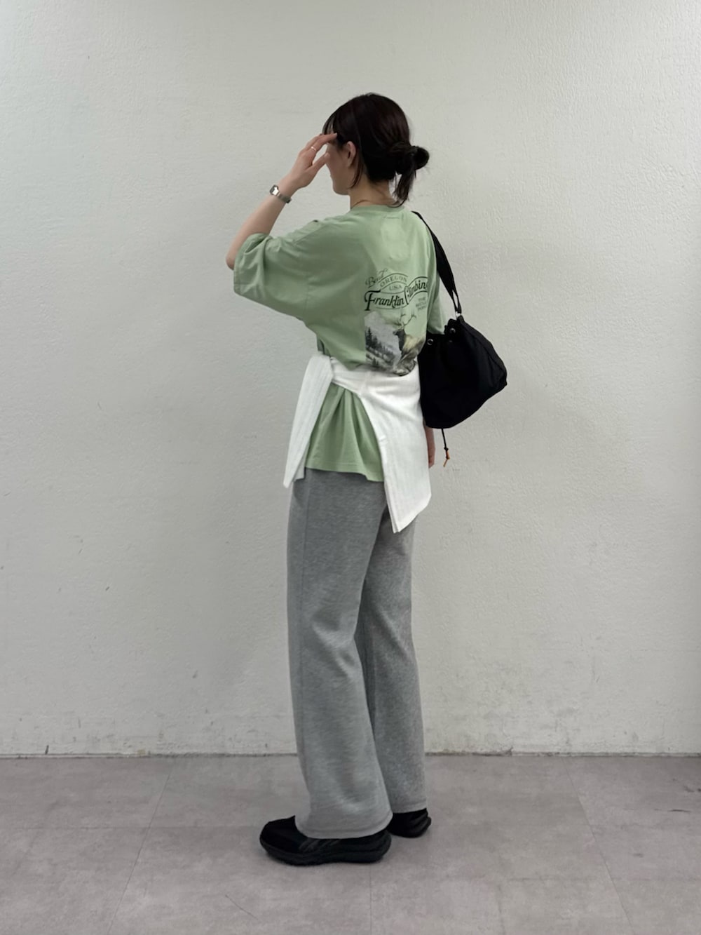 グリーン系のTシャツ/カットソー、ホワイト系のTシャツ/カットソー、グレー系のその他パンツを着用したレディースの春コーディネートの2枚目の写真