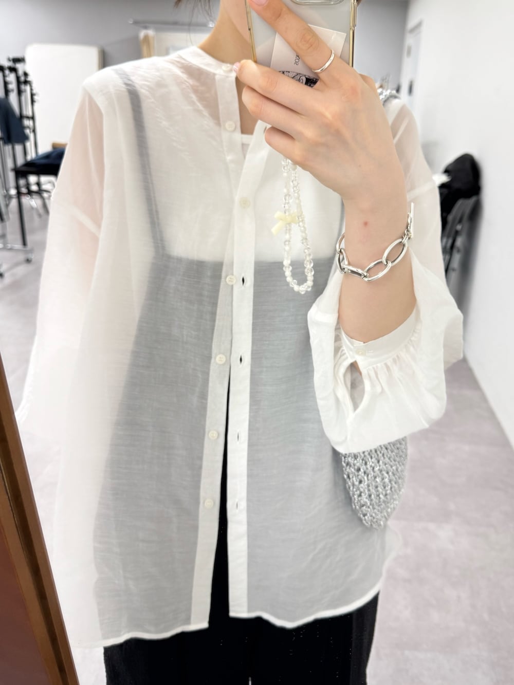 「レイヤードスタイル、春夏コーデ、シンプルコーデ、きれいめカジュアル、休日スタイル、スニーカー、シアートップス、お出かけコーデ、ラフコーデ、オトナカジュアル、パンツコーデ、シンプル、シアーシャツ、サロペット」｜「CIAOPANIC TYPYの【冷房対策/体型カバー】シアーバンドカラーシャツ（シャツ/ブラウス、ホワイト系）」を使った、tntun0さん（レディース・166cm）の春コーディネートの4枚目の写真